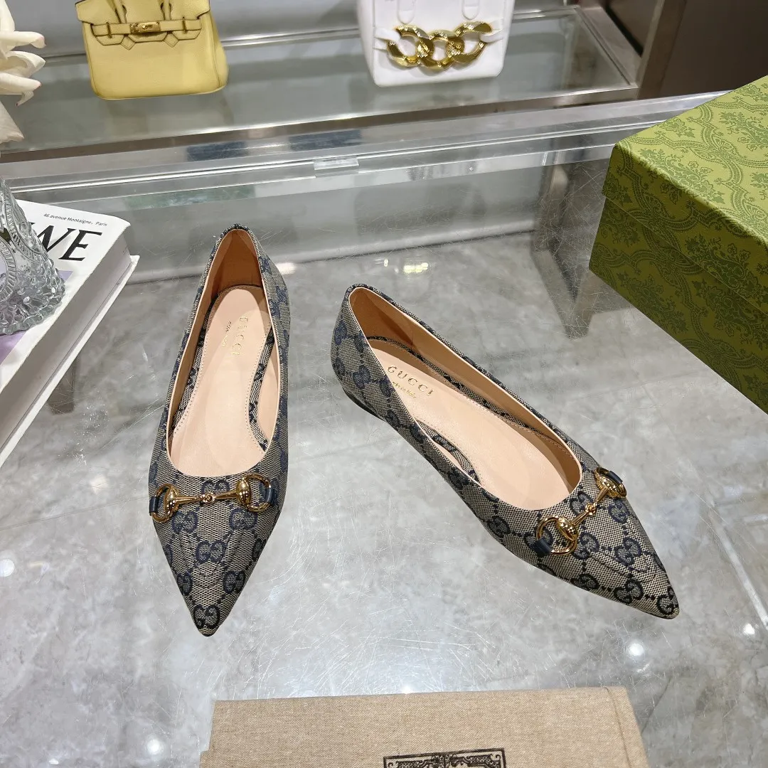 👟👟Ex-factory price 440👟👟 (genuine leather sole +40) Gucci Original GG canvas adds dazzling essence to these slingback pumps. Brown leather piping and light gold-toned hardware are complemented by beige and brown graphics. The pointed toe, elasticated straps and low heel all work together to create a comfortable fit. Upper: Made of first-layer imported patent cowhide/sheepskin lining. Outsole: Rubber non-slip outsole/genuine leather outsole. Size: 35-42 (34/41 42 customized, non-refundable)​